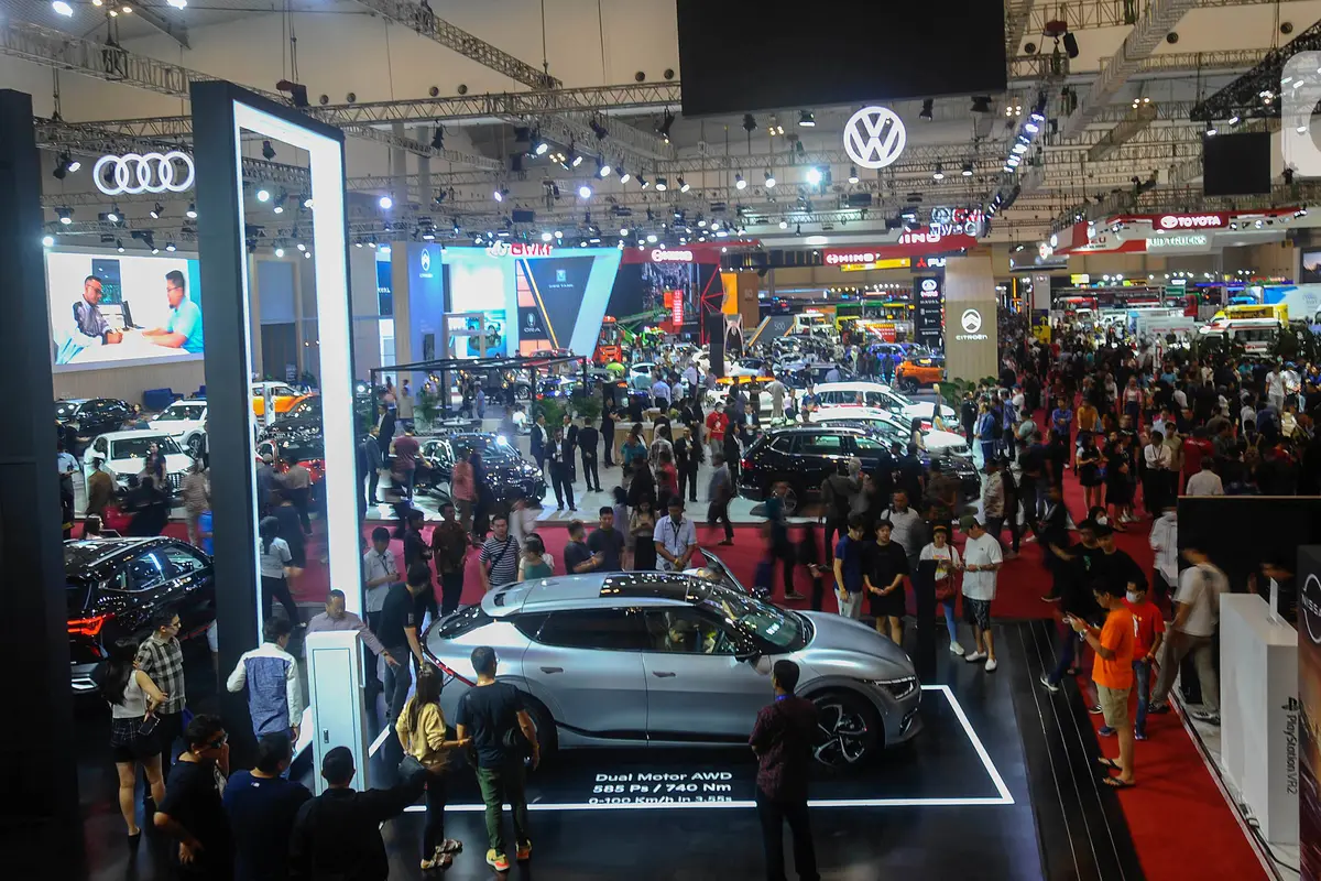 Pengunjung Padati Pameran Otomotif GIIAS 2023