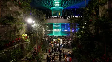 Rain Vortex atau air terjun buatan setinggi 40 meter terlihat di Jewel Changi Airport, Singapura, 11 April 2019. Rain Vortex ini merupakan air terjun dalam ruangan tertinggi di dunia. (REUTERS/Feline Lim)