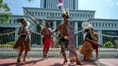 <p>Para perwakilan suku adat Awyu dan Moi meminta Mahkamah Agung mencabut izin perusahaan-perusahaan kelapa sawit yang akan beroperasi di tanah Papua. (BAY ISMOYO/AFP)</p>
