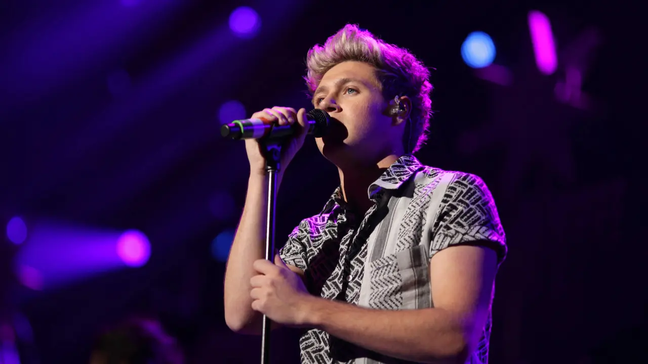 [Bintang] Niall Horan Nyanyikan Lagu One Direction di Tur Solo