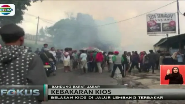 Senelas kios di kawasan Wisata Lembang ludes dilalap api, akses jalan dari Bandung menuju Subang sempat ditutup.