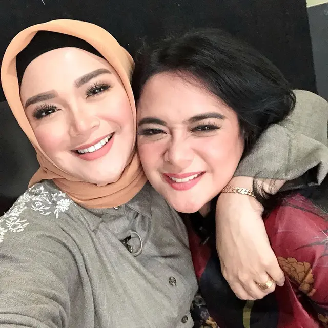 Sering Dikira Kembar, Ini 7 Potret Kebersamaan Shezy dan Sheza Idris