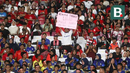 Suporter memberikan dukungan saat Timnas Indonesia U-23 melawan Filipina pada laga Grup A Piala AFF U-23 2025 di SUGBK, Senayan, Jakarta, Jumat (18/07/2025) malam WIB. (Bola.com/M Iqbal Ichsan)