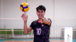 Pemain Timnas Voli Indonesia, Fahry Septian Putratama memberikan pose kepada fotografer setelah latihan untuk persiapan Asian Games 2023 di Padepokan Jenderal Polisi Kunarto, Sentul, Bogor, 14 September 2023. Fahry bergabung dengan klub Bulgaria, SKV Montana untuk musim 2023/2024. (Bola.com/Bagaskara Lazuardi)