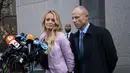 <p>Aktris film dewasa, Stormy Daniels memberi keterangan kepada wartawan saat ia keluar dari Pengadilan Distrik Selatan New York (16/4). (Drew Angerer/Getty Images/AFP)</p>
