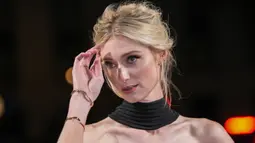 Elizabeth Debicki berpose untuk para fotografer saat tiba untuk pemutaran perdana serial 'The Crown' season 5 di London, Inggris, 8 November 2022. Elizabeth Debicki memakai beberapa gelang emas dan menata rambut pirangnya menjadi updo. (Photo by Scott Garfitt/Invision/AP)