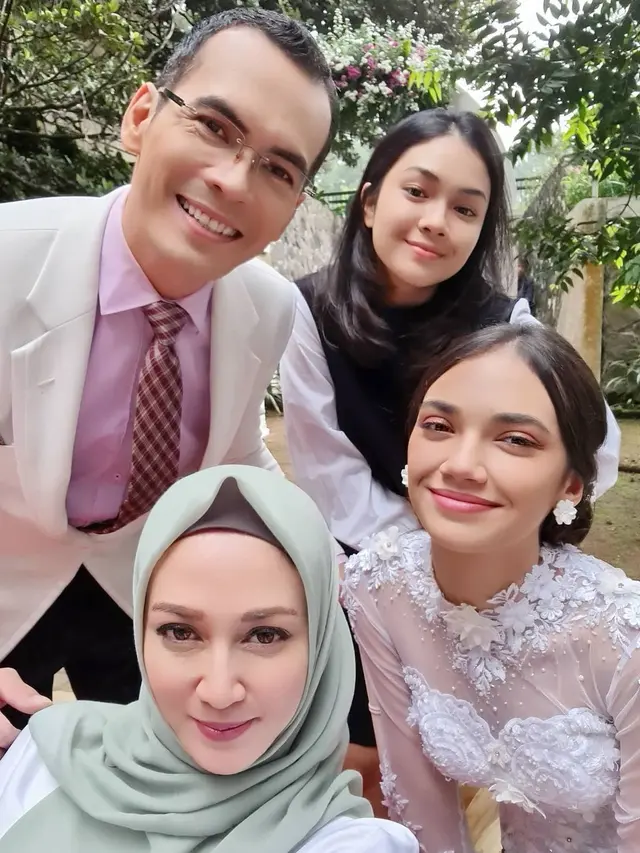 Tampil Awet Muda di Usia 46 Tahun, Ini 7 Potret Terbaru Dina Lorenza