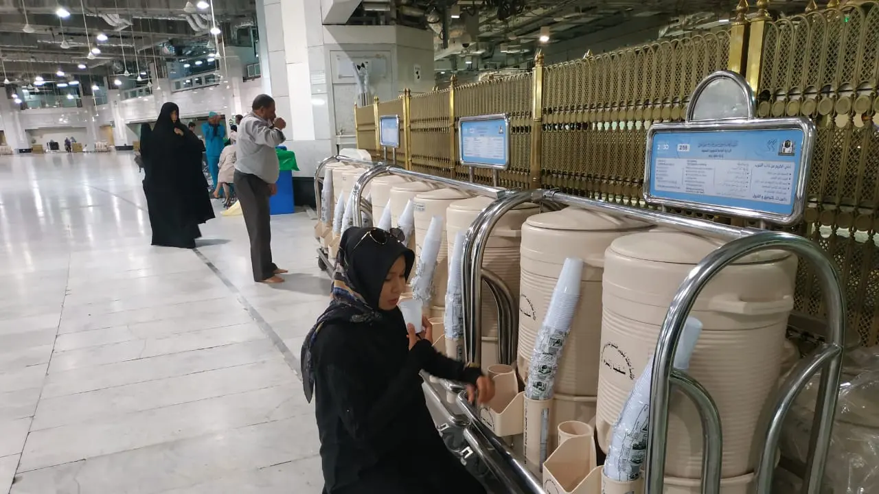Jemaah haji sedang meminum air zam-zam di Masjidil Haram. Liputan6.com/Nurmayanti