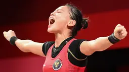 Pada angkatan Clean and Jerk, Windy Cantika memanfaatkan kegagalan yang didapatkan wakil Amerika Serikat sehingga ia menempati posisi ketiga dan berhak atas medali perunggu. (Foto: AFP/Vicenzo Pinto)