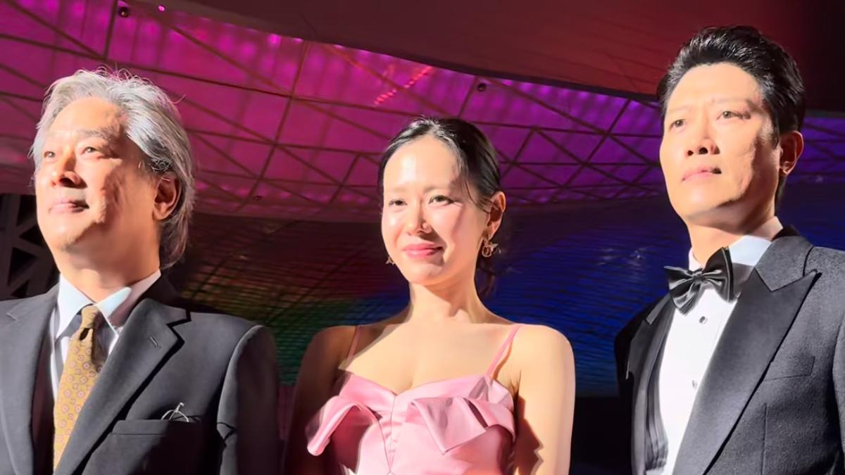 8 Gaya Selebritis Korea Selatan hadir di Busan International Film Festival 2025, Son Ye Hin Pakai Gaun Rp60 jutaan-Han So Hee Gaun Silver