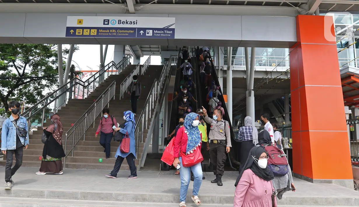 Suasana di Stasiun Bekasi, Kota Bekasi, Jawa Barat, Selasa (23/11/2021). Pengaktifan bangunan baru dan penonaktifan jalur 1, 2, dan 3 di area bangunan lama merupakan tahapan dalam revitalisasi Stasiun Bekasi. (Liputan6.com/Herman Zakharia)