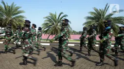 Prajurit wanita TNI saat apel bersama dalam rangka peringatan Hari Kartini 2021 di Mabes TNI, Cilangkap, Jakarta Timur, Rabu (21/4/2021). Apel ini bertema "Dilandasi Semangat Kesatria dan Profesionalisme Prajurit Wanita TNI Tetap Produktif Di tengah Pandemi COVID-19. (merdeka.com/Imam Buhori)