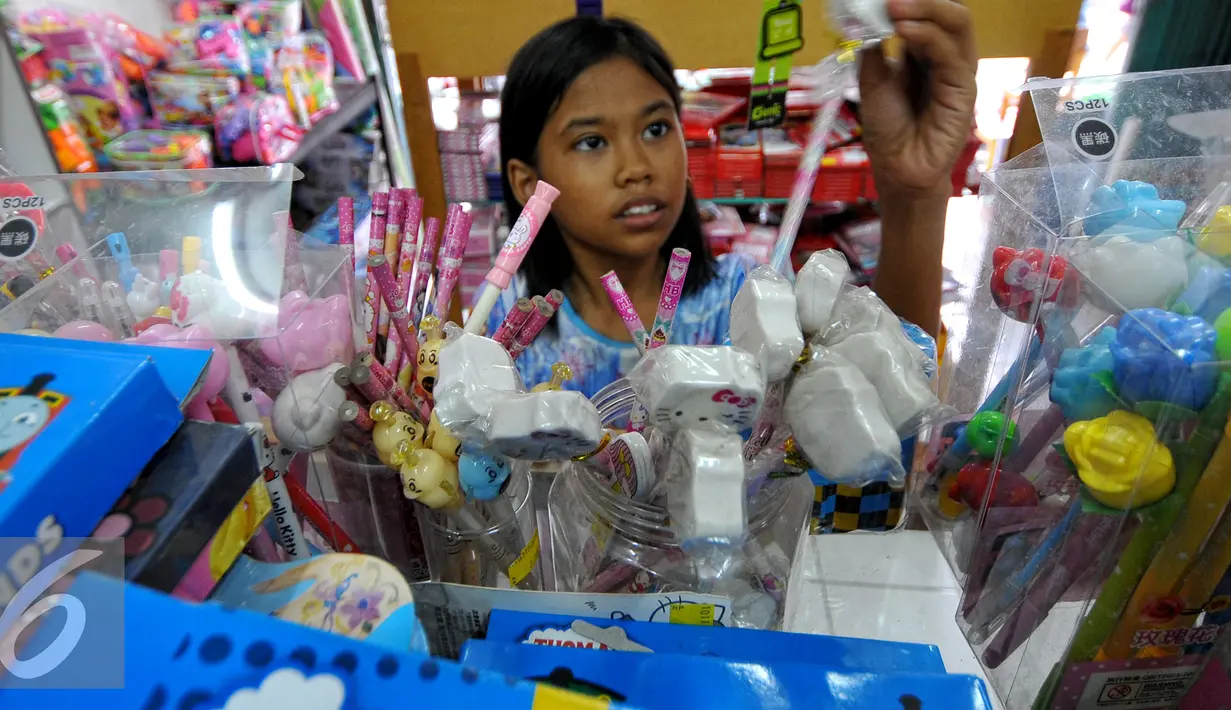 Seorang anak sedang memilih perlengkapan alat tulis sekolah, Jakarta, Minggu (26/7/2015). Jelang tahun ajaran baru 2015/2016, penjualan buku tulis dan perlengkapan sekolah diperkirakan terus meningkat hingga Agustus mendatang. (Liputan6.com/Yoppy Renato)