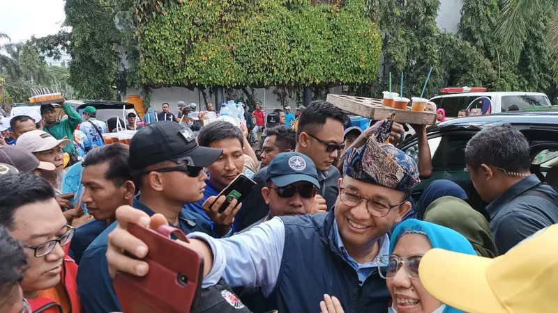 Bakal calon presiden Anies Baswedan dikerumuni masyarakat saat menghadiri Festival Menanam Kebaikan, Menjemput Kebaikan, di Surabaya, Minggu (19/3/2023). (Foto: Dian Kurniawan/Liputan6)
