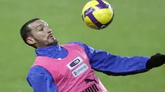 Italy's Gianluca Zambrotta trains at The Emirates Stadium in London, England on February 9, 2009 on the eve of the International Friendly match against Brazil. AFP PHOTO/IAN KINGTON