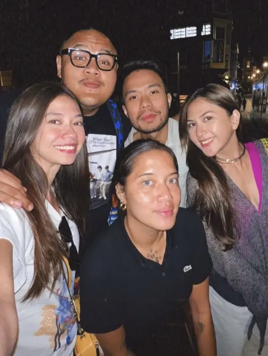 Yuki tampil dengan tshirt putih membawa handbag kuning. Sedangkan Jessica tampil dengan cardigan abu-abi dan inner fuschia. @rezachandika.