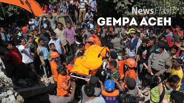 Sejumlah petugas bekerja keras mengevakuasi korban gempa di Aceh