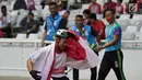 Pebalap kursi roda Indonesia, Jaenal Aripin, berselebrasi usai meraih medali perak Asian Para Games pada cabang atletik nomor balap kursi roda 200 meter T 54 di SUGBK, Jumat (12/10). Jaenal mencatatkan waktu 26,21 detik. (Bola.com/Vitalis Yogi Trisna)