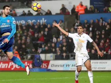 Gelandang Arsenal, Henrikh Mkhitaryan berusaha menyundul bola saat bertanding melawan Swansea City di Stadion Liberty, Swansea, Wales, (30/1). Mkhitaryan menjalani debut bersama Arsenal pada menit ke-66 mengantikan Mohamed Elneny. (Nick Potts/PA via AP)