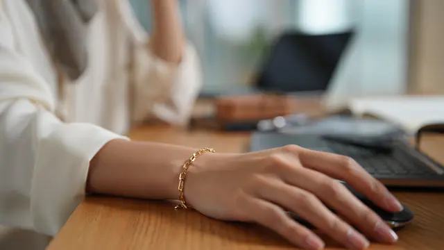 Model Gelang Emas untuk Dipakai Kerja Formal (AI)