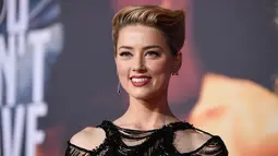 Aktris Amber Heard tersenyum saat menghadiri pemutaran perdana film produksi Warner Bros 'Justice League' di Teater Dolby di Hollywood, California, AS (13/11). Amber Heard tampil seksi dengan gaun jaring-jaring hitam transparan. (AFP Photo/Robyn Beck)