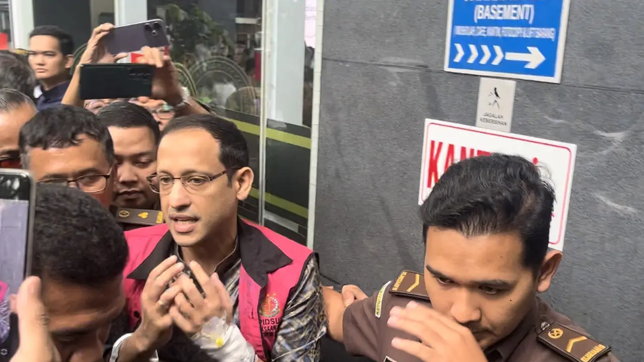 Guru Besar Ahli Pidana Universitas Padjajaran Prof Romli Atmasasmita menjadi ahli dalam sidang dugaan korupsi pengadaan chromebook dengan terdakwa Nadiem Makarim.