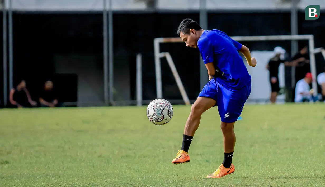 <p>Dalam sesi latihan tersebut tampak hadir rekrutan anyar yang juga pemain berlabel bintang Arema FC yakni Evan Dimas. (Bola.com/Iwan Setiawan)</p>