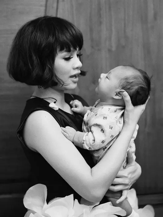 "Kaw, hari ini Kawa akan nemenin ibu nyanyi ya. Nanti Kawa akan ngeliat yang namanya panggung lengkap dengan soundsystem dan lightingnya. Mungkin buat Kawa agak berisik dan nggak nyaman, tapi itu pekerjaan ibu; sebagai penyanyi."tulis Andien di Instagram.