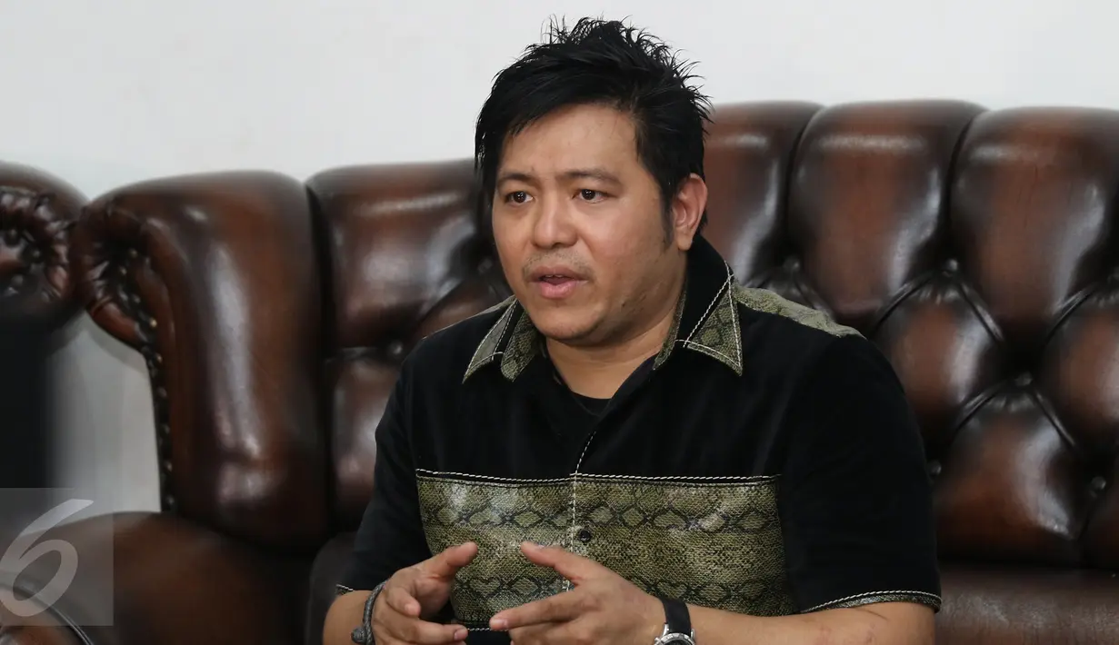 Steven Rumangkang saat konferensi pers di kawasan Cilandak, Jakarta, Kamis (3/12). Steven menuturkan, ia bakal melakukan tindakan tegas sebagai pernyataan sikapnya terkait foto mesra Angel Karamoy dan Pasha Ungu.  (Liputan6.com/Herman Zakharia)