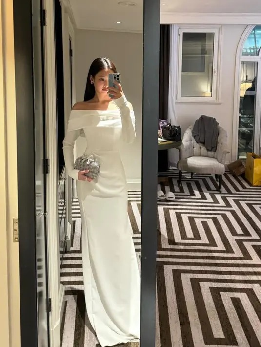 Jennie juga membawa silver chainmail clutch dari Self Portrait seharga Rp9 jutaan. Gaunnya pun tampak menyapu lantai. [@jennierubyjane]