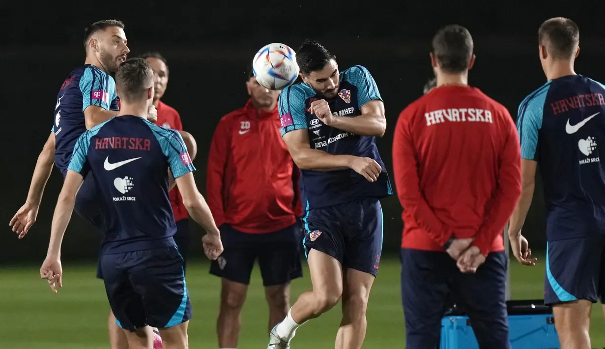 Pemain melakukan pemanasan saat sesi latihan tim nasional (timnas) Kroasia  di Doha, Kamis (7/12/2022). Kroasia hanya kebobolan dua gol dalam empat pertandingan mereka sejauh ini di Qatar.  (AP Photo/Eugene Hoshiko)