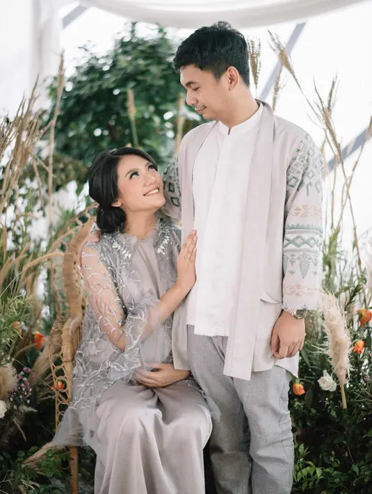 Nah, kalau ini saat mereka berdua mengadakan pengajian saat kehamilan Anissa. Tema dekorasi yang estetik ini memberikan kesan hangat dan tentunya semakin menggambarkan keromantisan mereka berdea, kan. Selamat untuk kalian berdua atas kelahiran anak perempuannya. (Liputan6.com/IG/@anissaaziza)