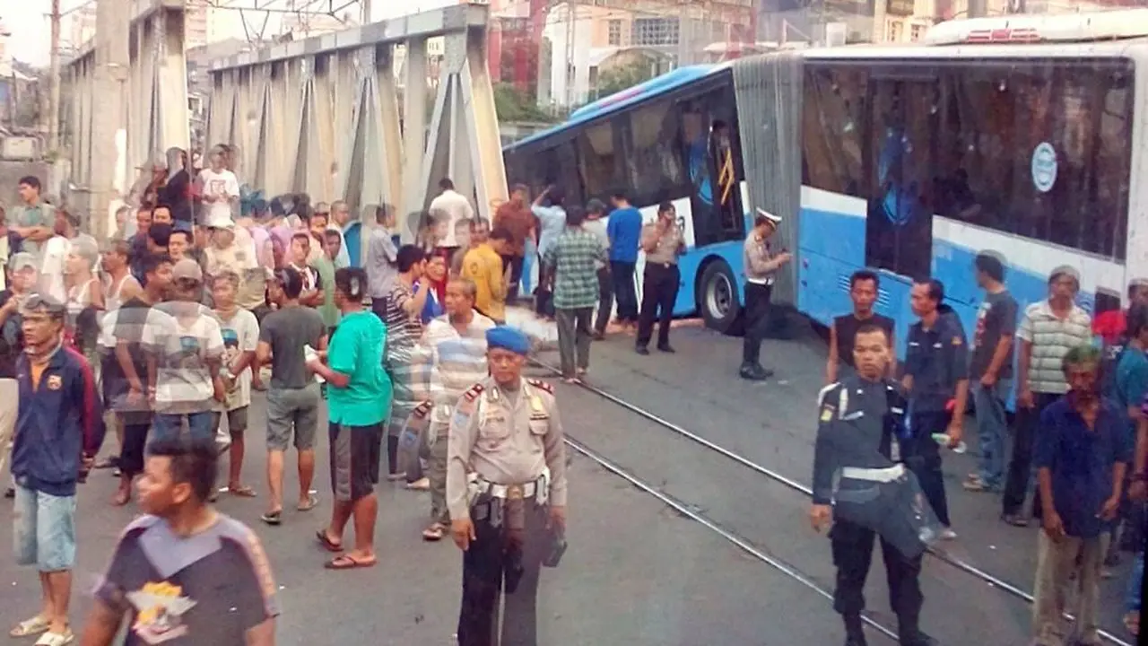 20160519-kecelakaan-jakarta-busway ka