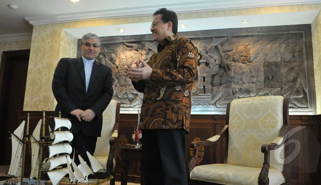 Ketua DPD RI Irman Gusman (kanan) menerima Duta Besar Iran Untuk Indonesia Valiollah Mohammadi di ruang pimpinan DPD RI, Jakarta, Senin (4/5/2015). Pertemuan tersebut membahas hubungan bilateral kedua Negara. (Liputan6.com/Andrian M Tunay)