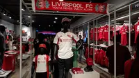 Potret jersey tandang terbaru Liverpool FC yang telah resmi dijual di Liverpool FC Store, Pondok Indah Mall, Jakarta Selatan. (Liputan6.com/Deniz Akbar)