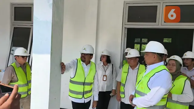 Wakil Kepala Staf Kepresidenan, Muhammad Qodari, yang didampingi oleh Kepala Sekretariat Komisi Nasional Disabilitas (KND) Herman Koswara saat meninjau Sekolah Rakyat di Sukabumi. (Liputan6.com/Fira Syahrin).
