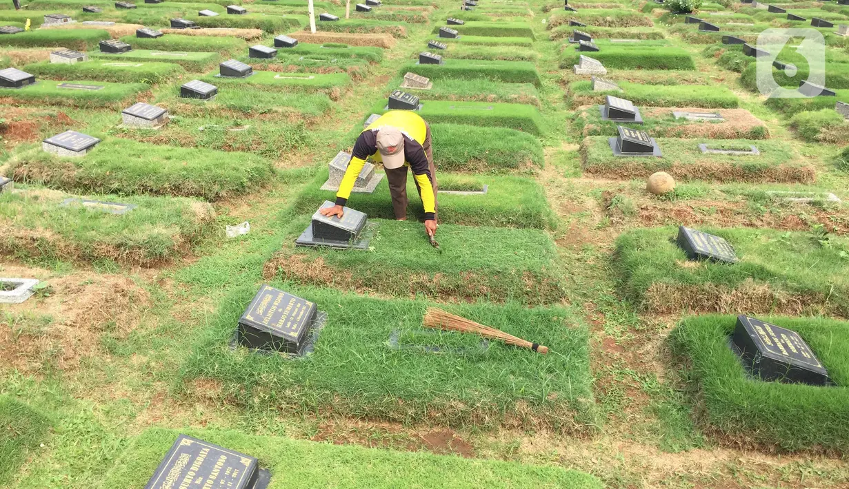 Petugas membersihkan makam di TPU Pondok Ranggon, Cipayung, Jakarta, Sabtu (28/12/2019). Pengelola TPU Pondok Ranggon mulai memberlakukan tumpang jasad dalam satu liang lahat jelang habisnya masa tampung pada Januari 2020. (Liputan6.com/Immanuel Antonius)