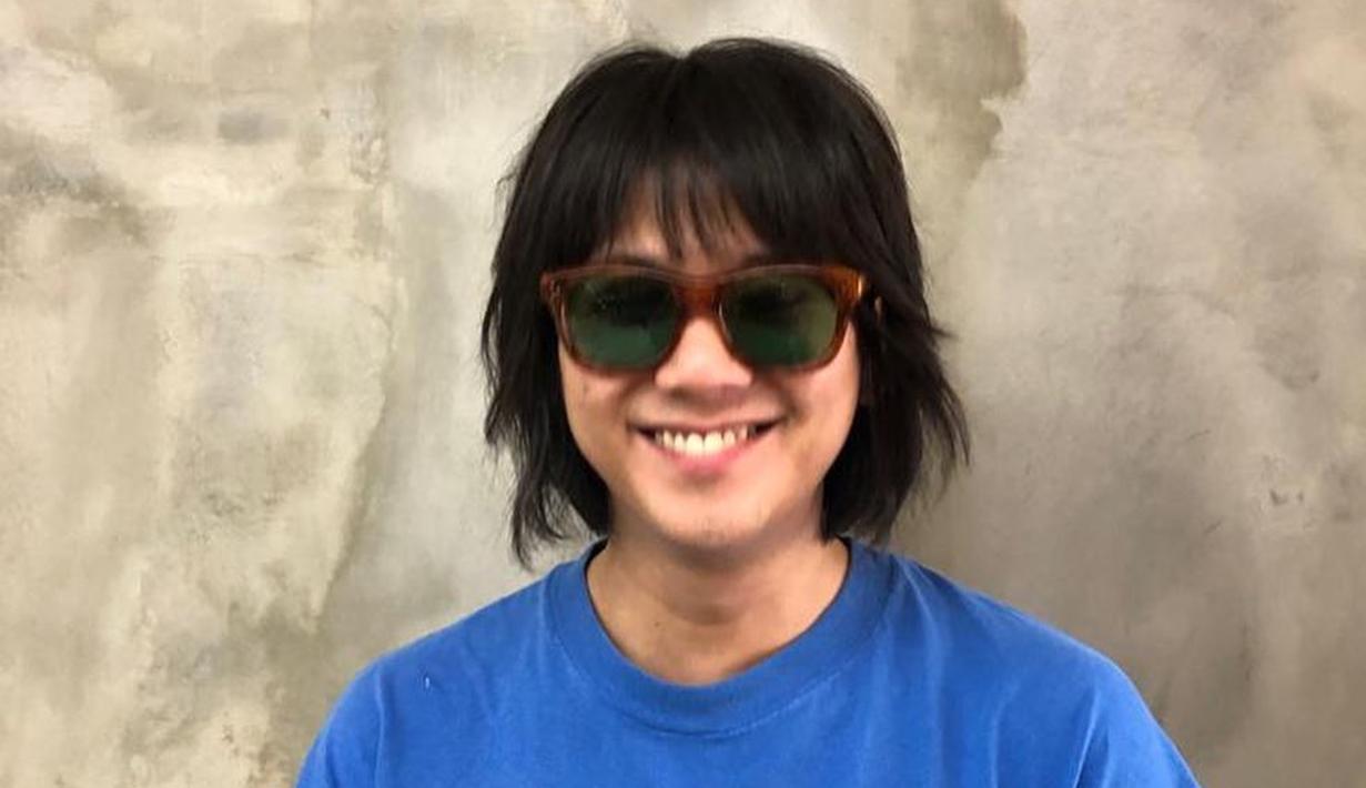 Menanggapi penampilan barunya itu, banyak warganet memberikan jawaban kocak. Tak sedikit warganet yang bertanya-tanya tentang model rambut pilihannya itu. Menariknya, beberapa dari mereka justru menyamakan gaya Iqbaal itu dengan gaya rambut Pak Tarno. (Liputan6.com/IG/@iqbaal.e)