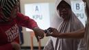 Warga mencelupkan jarinya dengan tinta usai pemungutan suara ulang (PSU) Pemilu 2019 di TPS 18 Malakasari, Duren Sawit, Jakarta Timur, Sabtu (27/4). PSU di 8 TPS wilayah Jaktim digelar karena banyaknya pemilih yang menggunakan e-KTP tanpa memiliki A5 saat hari pencoblosan. (merdeka.com/Imam Buhori)