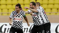 Fernando Alonso pimpin tim sepak bola pebalap F1 kalahkan tim Pangeran Albert dalam laga amal yang berlangsung Stade Louis II Monako, Selasa (24/5/2016). Fernando Alonso mencetak gol dalam pertandingan tersebut. (AFP/Jean Christophe Magnenet)