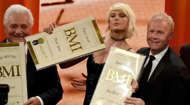 Penyanyi Taylor Swift (tengah) saat mendapatkan dua penghargaan di BMI Pop Awards ke 64, Beverly Hills , California, AS, (10/5). Taylor Swift mendapatkan dua penghargaan yaitu Taylor Swift Award dan Pop Songwriter of the Year. (Frazer Harrison/AFP)