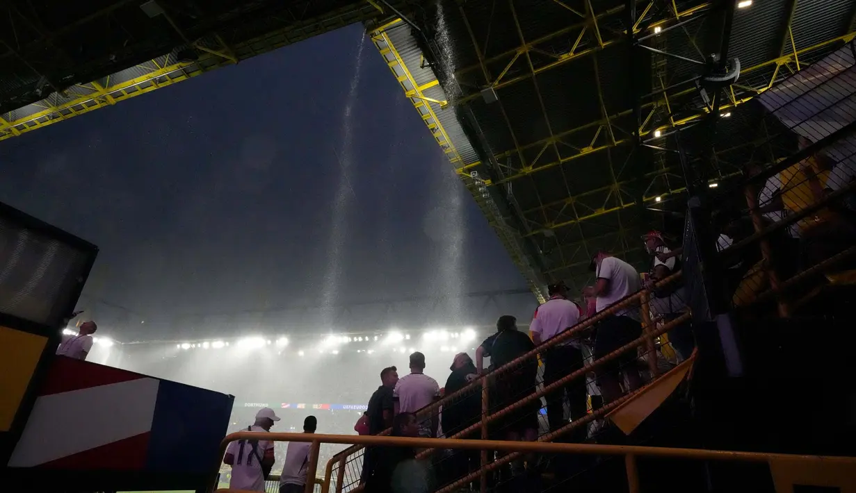 Ketika cuaca kembali kondusif laga dilanjutkan kembali. (AP Photo/Frank Augstein)