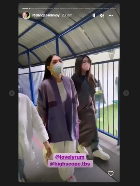 <p>Ini merupakan penampilan Lovely Maria ketika jadi model bersama Angel Karamoy untuk membawakan kain tenun. (Foto: Instagram.com/realangelkaramoy)</p>