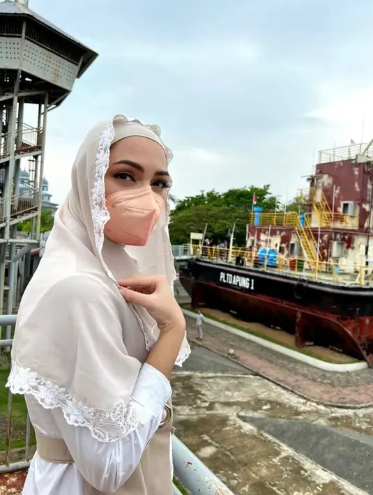 Menyempatkan diri mengunjungi Museum Tsunami dan Monumen PLTD Apung di Desa Punge, Reisa tampil stylish dalam balutan kemeja putih, outer, dan celana abu-abu. (Instagram/reisabrotoasmoro).