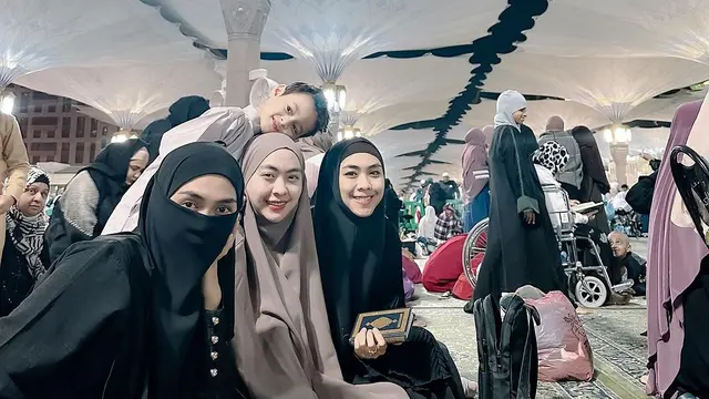 8 Potret Oki Setiana Dewi, Shindy Putri dan Ria Ricis Jalani Umroh Bareng, Selalu Kompak
