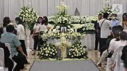 Suasana upacara tutup peti jenazah selebgram Edelenyi Laura Anna di rumah duka Grand Heaven Pluit, Jakarta Utara, Kamis (16/12/2021). Laura Anna meninggal dunia pada 15 Desember 2021 di Eka Hospital, Cibubur, Jakarta. (Liputan6.com/Herman Zakharia)