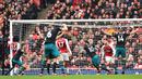 Proses terjadinya gol yang dicetak striker Southampton, Charlie Austin, ke gawang Arsenal pada laga Premier League di Stadion Emirates, London, Minggu (8/4/2018). Arsenal menang 3-2 atas Southampton. (AFP/Glyn Kirk)