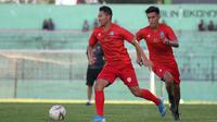 Dendi Santoso dan Hanif Sjahbandi dalam sesi latihan Arema FC sebelum pandemi virus corona COVID-19 membuat semua aktivitas tim berhenti. (Bola.com/Iwan Setiawan)
