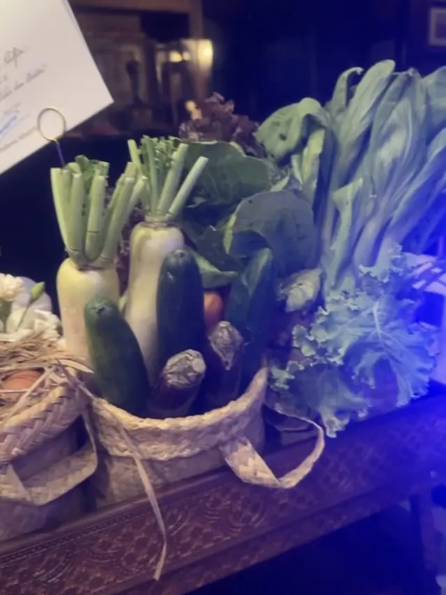 Melihat Isi Hampers dari Presiden Prabowo. [@mulanjameela1]