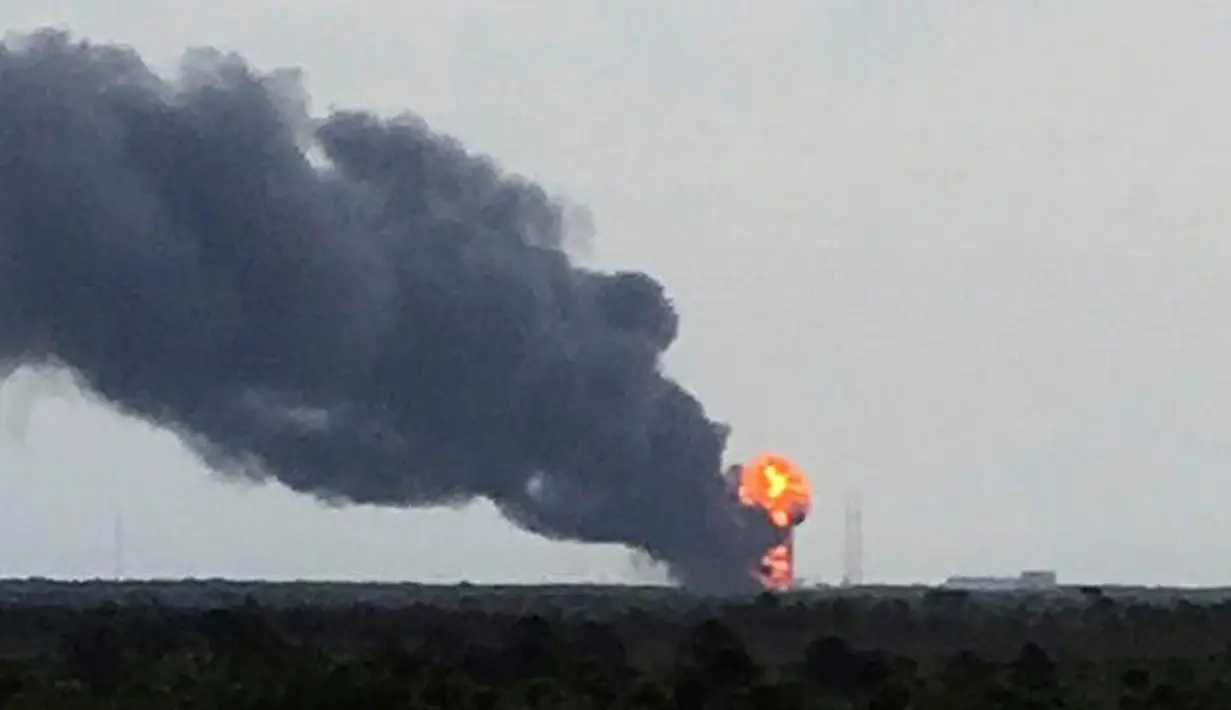 Kepulan asap hitam mengudara dari lokasi ledakan Roket SpaceX Falcon 9 saat uji coba peluncuran di Florida, AS, Kamis (1/9). Ledakan menghancurkan roket dan satelit yang seharusnya akan diorbitkan pada 3 September besok (Twitter.com/GirlieToNerdy/REUTERS)